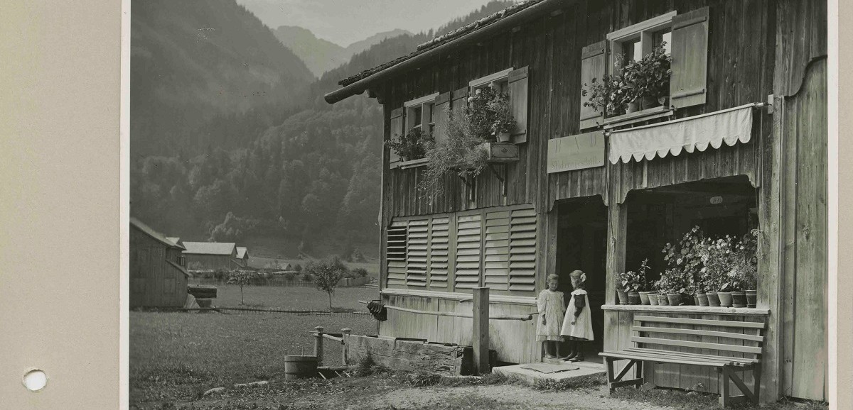 : „Bregenzerwaldhaus“, Vorarlberg, Österreich, 1. Hälfte 20. Jh, Silbergelatineabzug © Volkskundemuseum Wien