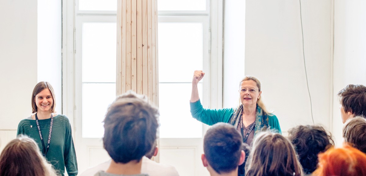 : Kulturvermittlung in der Ausstellung „Sie meinen es politisch!“ 100 Jahre Frauenwahlrecht in Österreich. Foto: kollektiv fischka/kramar © Volkskundemuseum Wien