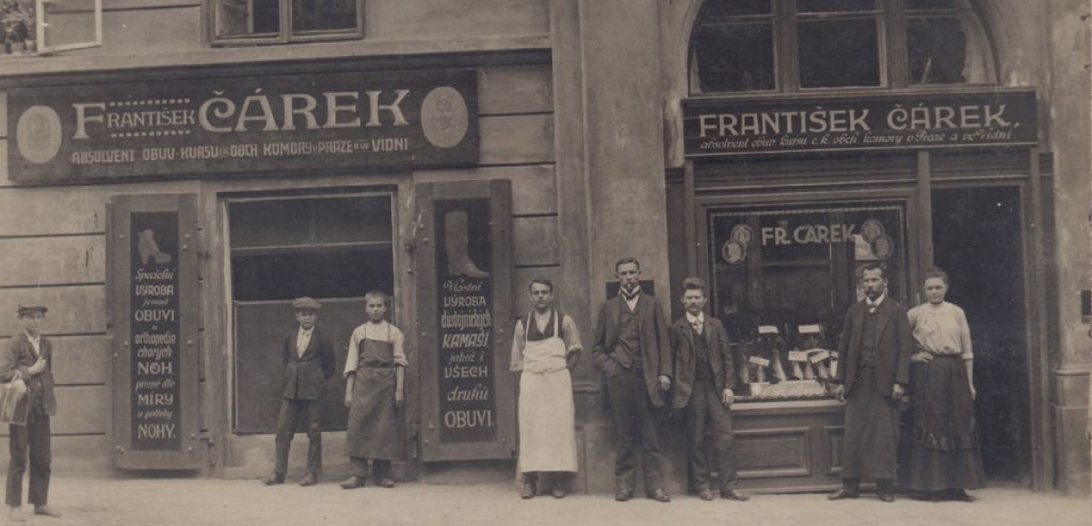 : Der Schuster František Čárek wirbt damit, seine Ausbildung bei der Handelskammer in Prag und Wien absolviert zu haben, um 1900 © FZHM 