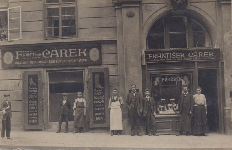 : Der Schuster František Čárek wirbt damit, seine Ausbildung bei der Handelskammer in Prag und Wien absolviert zu haben, um 1900 © FZHM