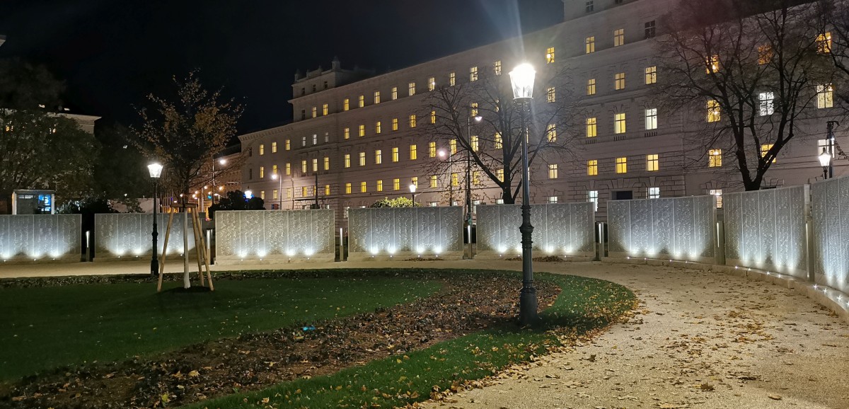 : Die Shoah Namensmauern Gedenkstätte auf dem Areal des Ostarrichi-Parks vor der Österreichischen Nationalbank in Wien kurz vor der Eröffnung, 7. November 2021. Foto: Nationalfonds/Stadlbauer
