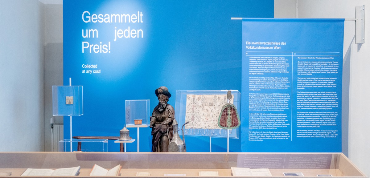 : Ausstellung „Gesammelt um jeden Preis! Warum Objekte durch den Nationalsozialismus ins Museum kamen und wie wir damit umgehen“ im Volkskundemuseum Wien 2023, Foto: Kollektiv Fischka / Kramar © Volkskundemuseum Wien