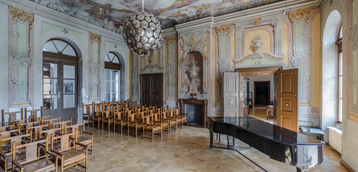 : Eine Mischung aus Barock und Sozialismus: Der Saal von Schloss Dolná Krupá 2018. Foto: Matthias Klos © Volkskundemuseum Wien