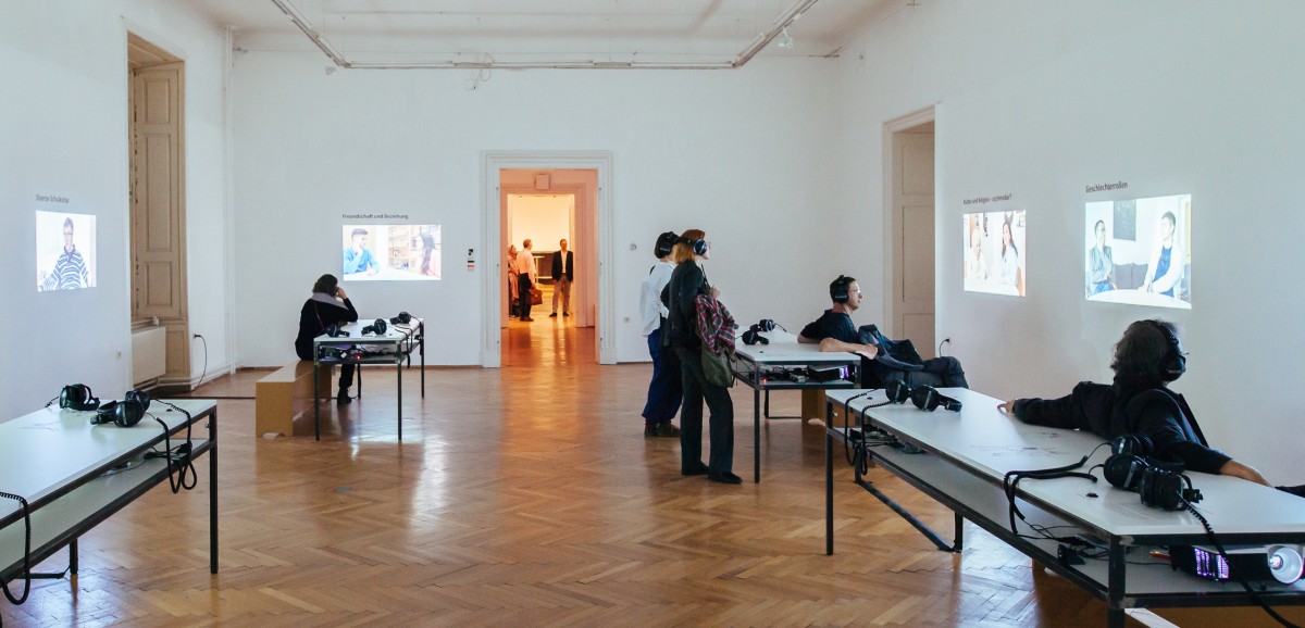 : Ausstellung „Schulgespräche. Junge Muslim*innen in Wien“. Foto: kollektiv fischka / Steffi Freynschlag © Volkskundemuseum Wien