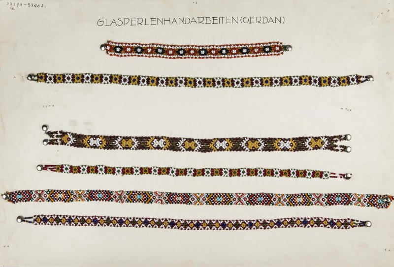 : Kartonkarte mit Glasperlenarbeiten ruthenischer Flüchtlinge, bezeichnet „Glasperlenhandarbeiten (Gerdan)“, „Gerdan“ ist die Fachbezeichnung für Halsbänder in Perlarbeit (von Türkisch gerdan=Hals), aus der Ausstellung „Die Kriegshilfe“ des k.u.k. Innenministeriums 1915.
Foto: Christa Knott © ÖMV