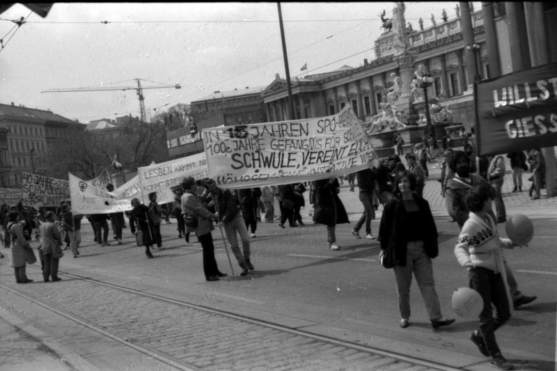 : „Historisiert euch!“ © Foto: "Erste Mai Demo 1985“  Foto HOSI Archiv