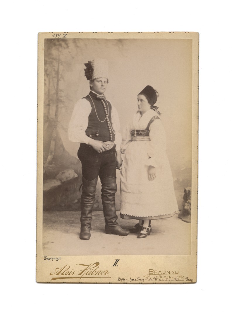 : Die Bauerntrachten des Braunauer Ländchens: Ältere Tracht (etwa bis 1845): Lediges Paar | Alois Hübner | Broumov (heute Tschechien) | 1896