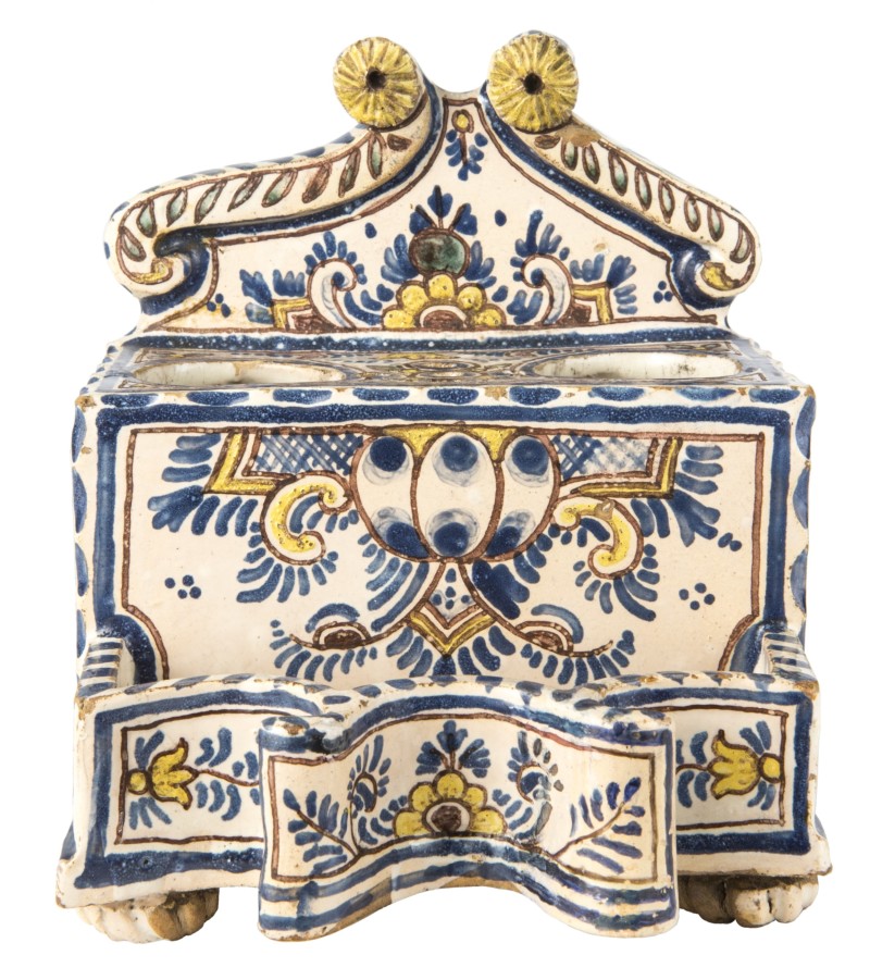 : Schreibzeug (Behältnis für Tintenfass, Streusandbüchse und Federkiele) aus einer Gmundner Fayencewerkstatt, ca. 1750. ÖMV 22.589 © Volkskundemuseum Wien