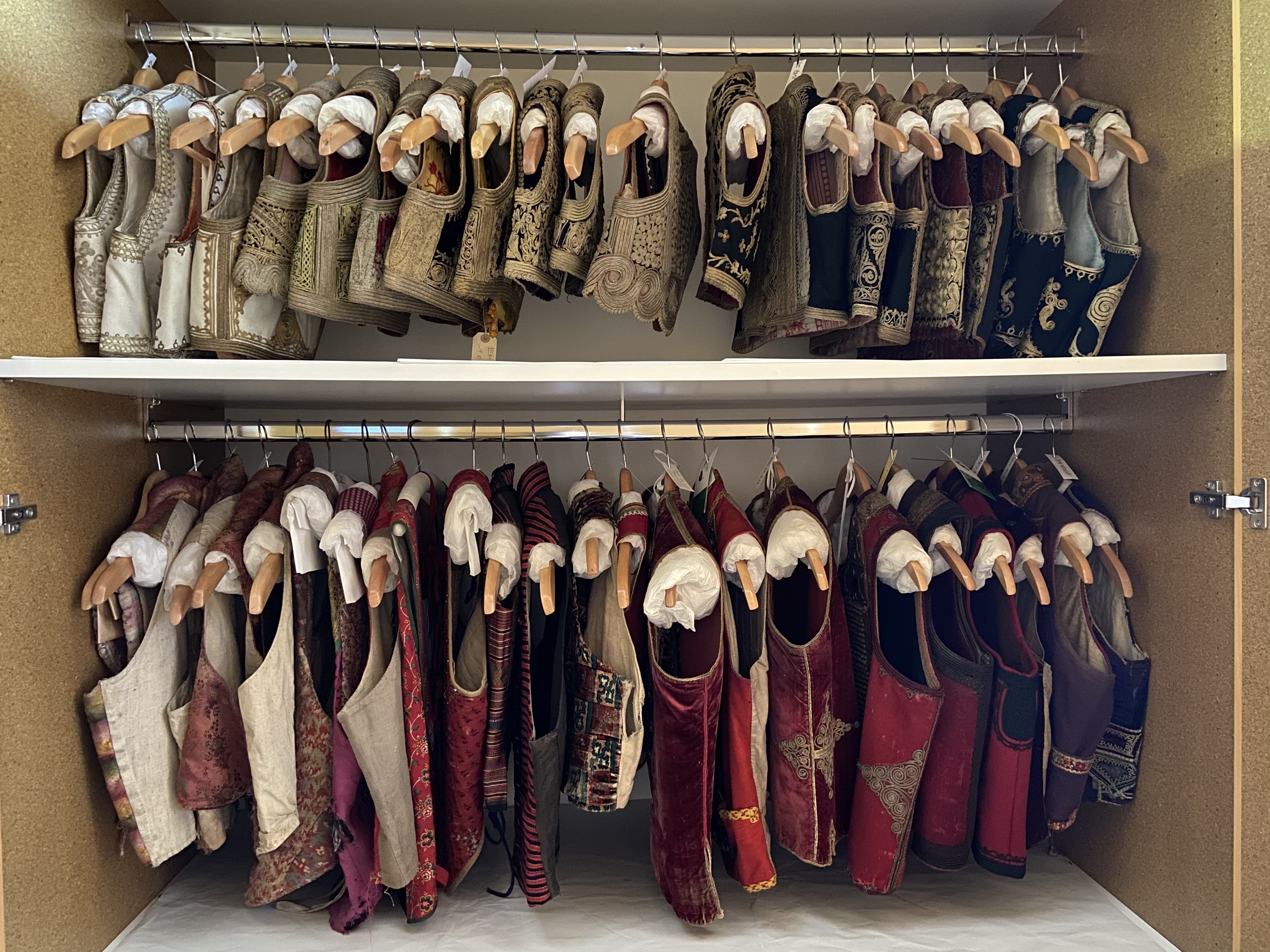 : Aufbewahrung der Gilets aus Südosteuropa, spätes 19./frühes 20. Jahrhundert. Foto: Barbara Varga © Volkskundemuseum Wien